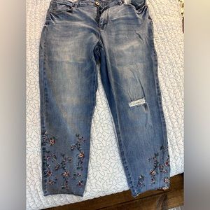 Women capri with stitching